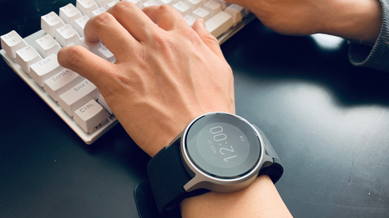 In terms of design, this watch is bulky and can make typing and other tasks uncomfortable.
